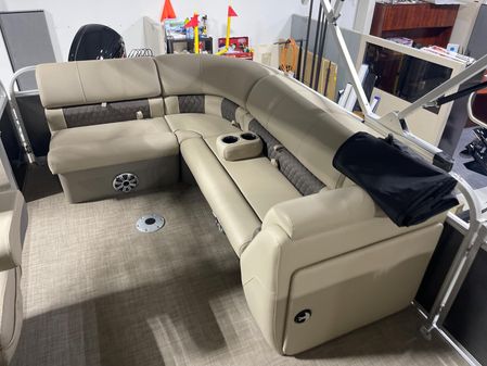 Sun Tracker Party Barge 20 DLX image