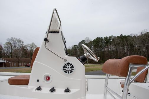 Avid 19FS Bay Boat image