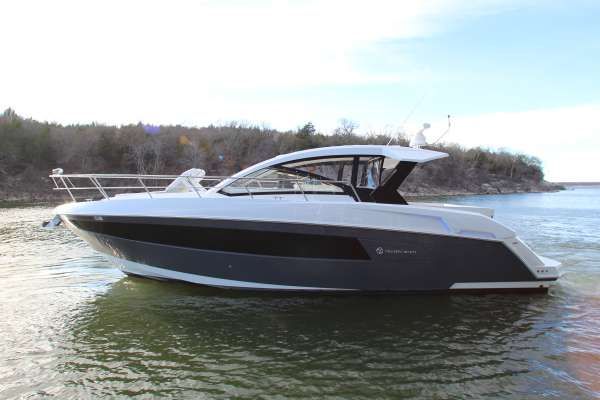 Cruisers Yachts 39 Express Coupe - main image