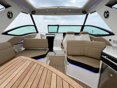 Sea Ray 320 Sundancer image