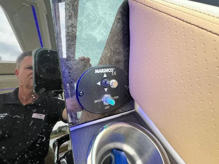 Sea Ray 320 Sundancer image