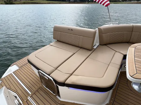 Sea Ray 320 Sundancer image