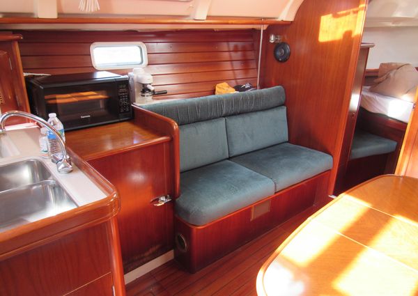 Beneteau 381 image