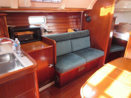 Beneteau 381 image