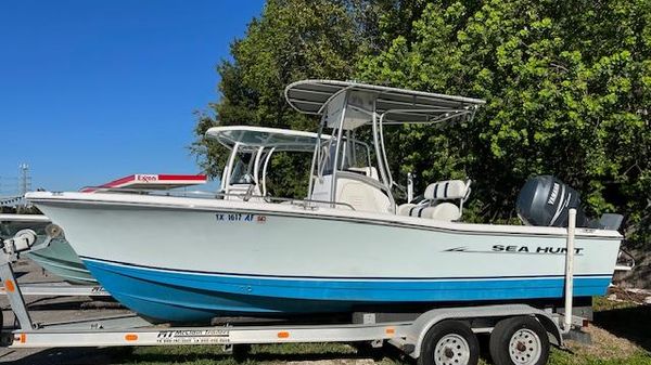 Sea Hunt Triton 212 