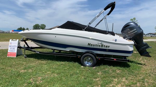 NauticStar 203DC Full Windshield