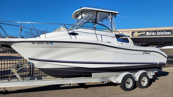 Seaswirl Striper 2300 Walkaround OB