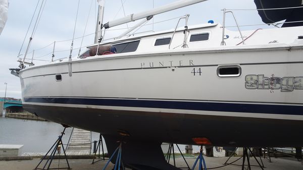 Hunter 44 Deck Salon 