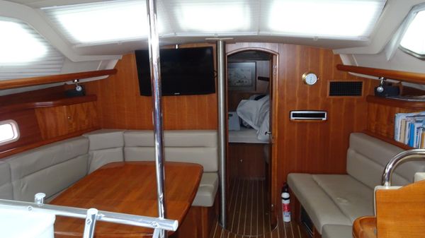 Hunter 44-DECK-SALON image