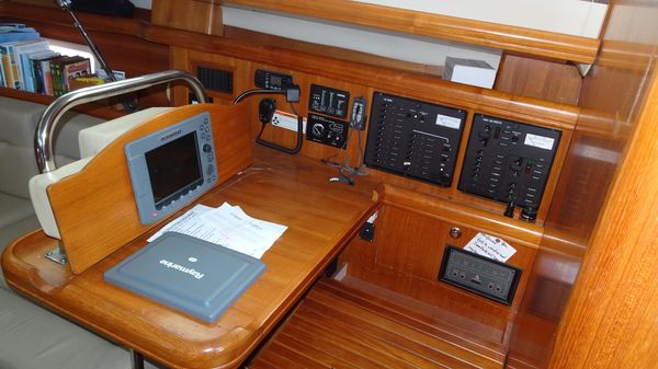 Hunter 44-DECK-SALON image