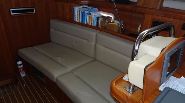 Hunter 44-DECK-SALON image