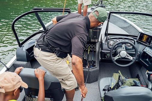 Lowe FISHING-MACHINE-1775WT image