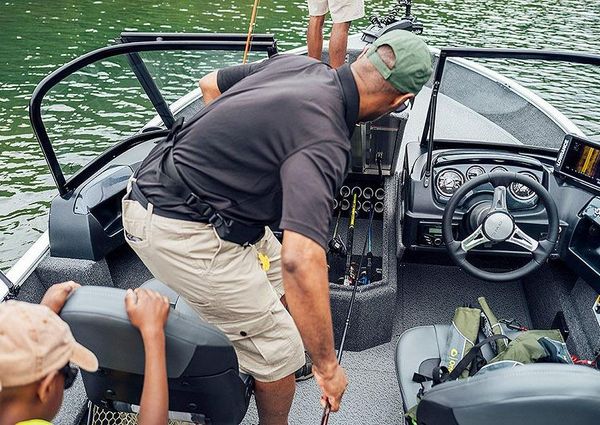 Lowe FISHING-MACHINE-1775WT image