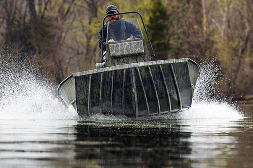 Lowe ROUGHNECK-1860-TUNNEL-JET image