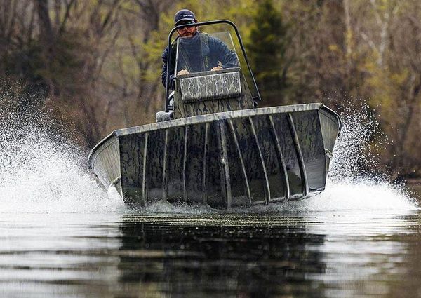 Lowe ROUGHNECK-1860-TUNNEL-JET image