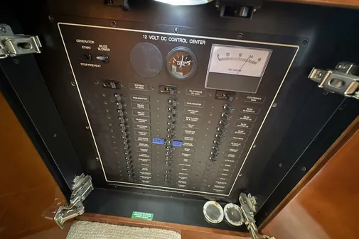 Carver 56 Voyager image