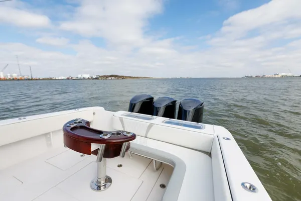 Contender 39 Fisharound image