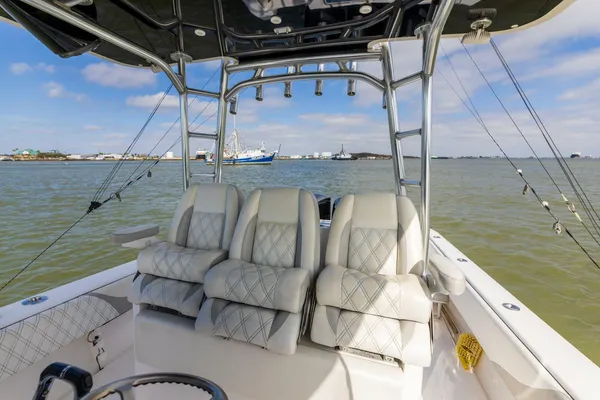 Contender 39 Fisharound image