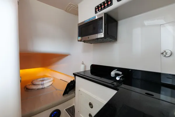 Contender 39 Fisharound image