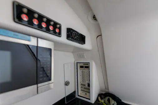 Contender 39 Fisharound image