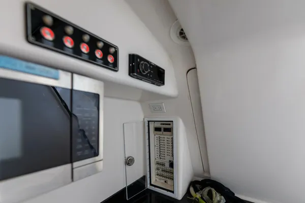 Contender 39 Fisharound image