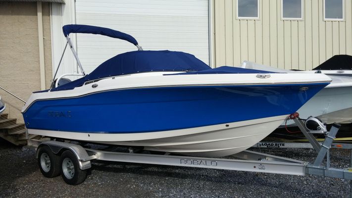 Robalo R207 Dual Console - main image