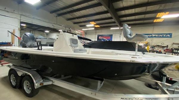 NauticStar 215XTS Center Console
