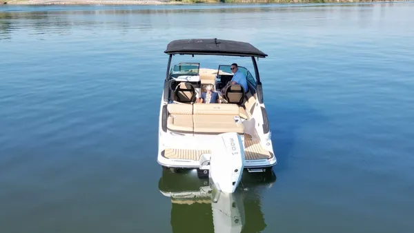 Sea Ray SLX 260 Outboard image
