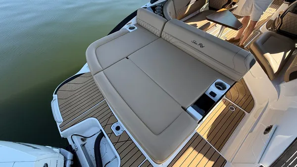 Sea Ray SLX 260 Outboard image