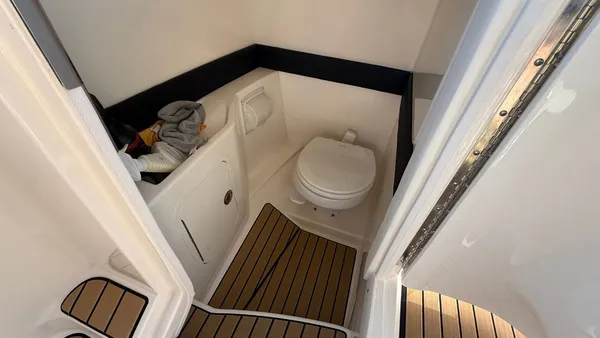 Sea Ray SLX 260 Outboard image