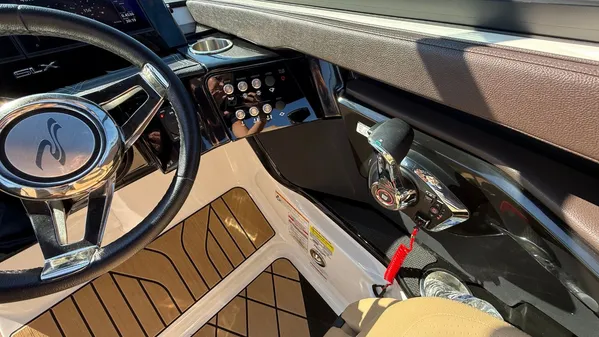 Sea Ray SLX 260 Outboard image