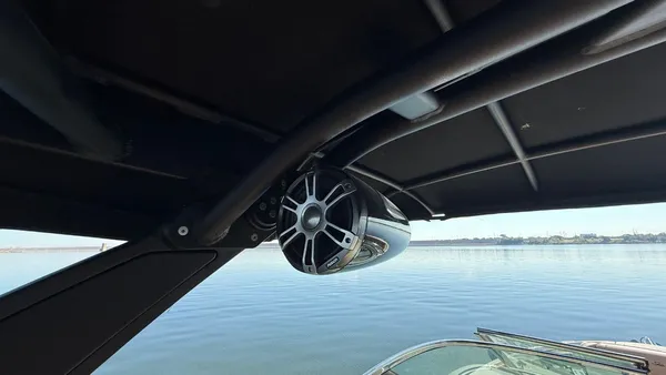 Sea Ray SLX 260 Outboard image