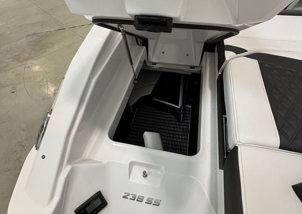 Monterey 238SS-LUXURY-BOWRIDER image
