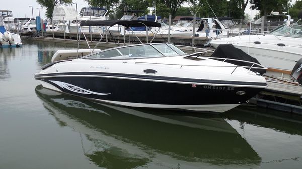 Rinker 246 Captiva Cuddy