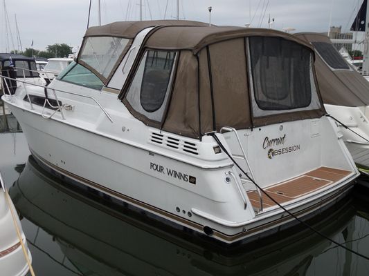 Four Winns 325 Express Cruiser - main image