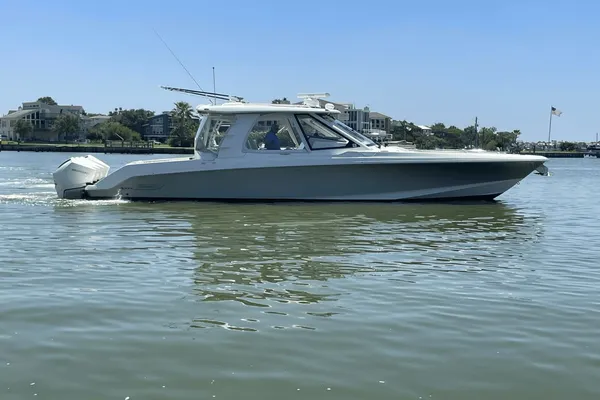 Boston Whaler 380 Realm image