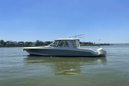 Boston Whaler 380 Realm image