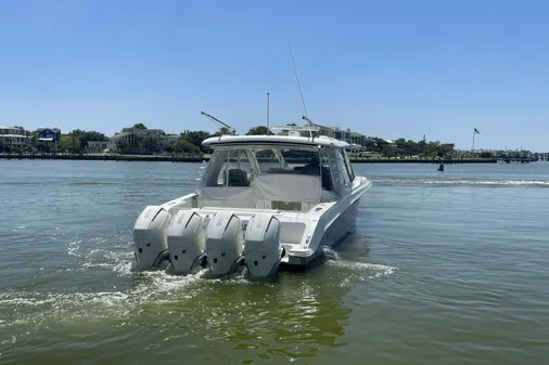 Boston Whaler 380 Realm image
