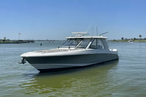 Boston Whaler 380 Realm image