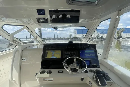 Boston Whaler 380 Realm image