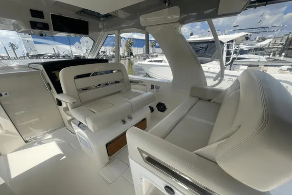 Boston Whaler 380 Realm image