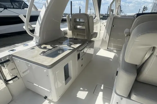 Boston Whaler 380 Realm image
