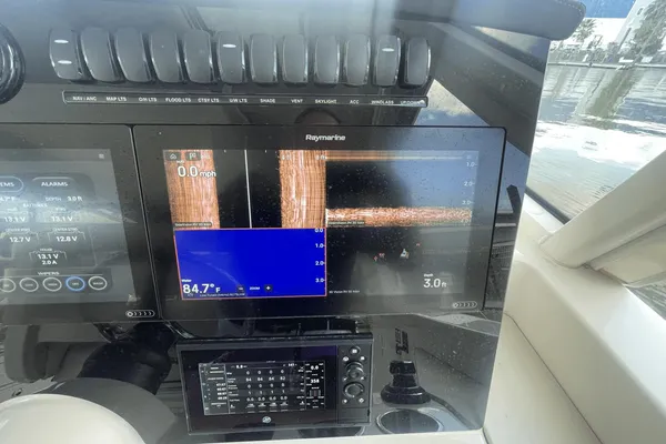 Boston Whaler 380 Realm image