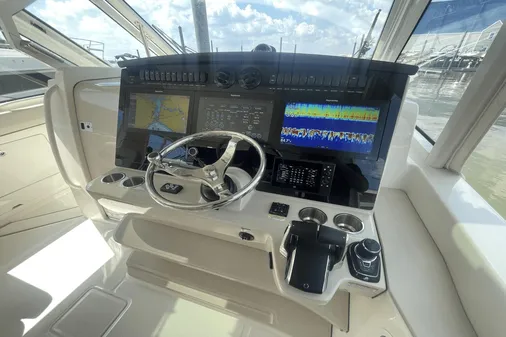 Boston Whaler 380 Realm image