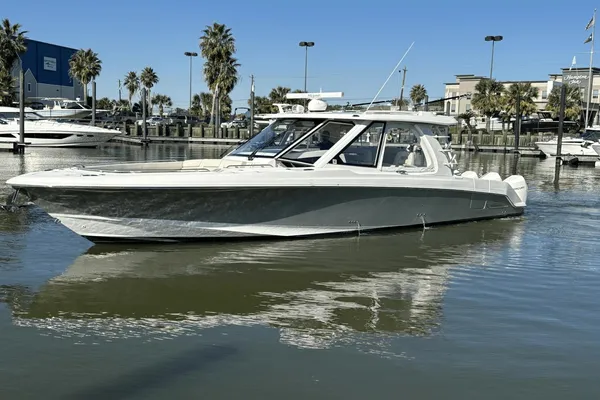 Boston Whaler 380 Realm image