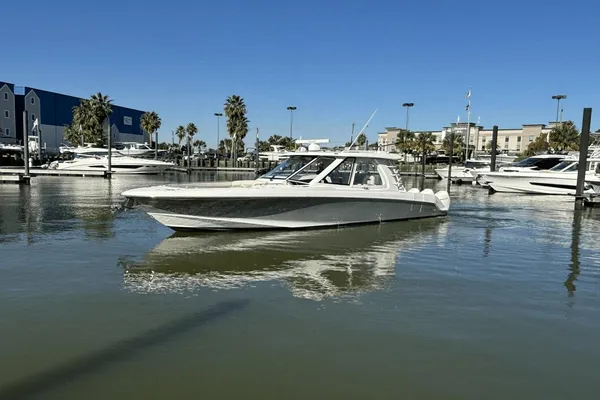 Boston Whaler 380 Realm image