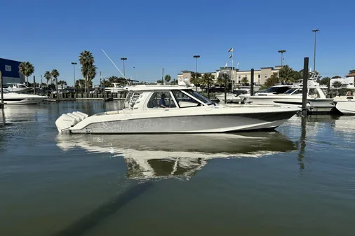 Boston Whaler 380 Realm 