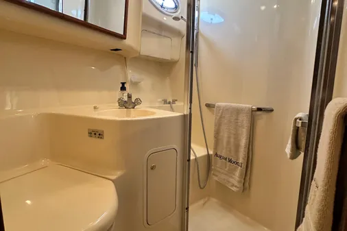 Sea Ray 400 Sedan Bridge image