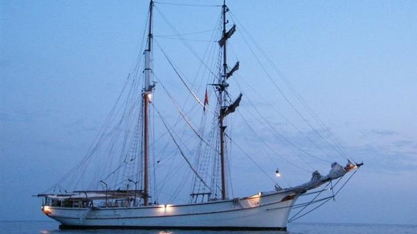 Classic Brigg Schooner 42m