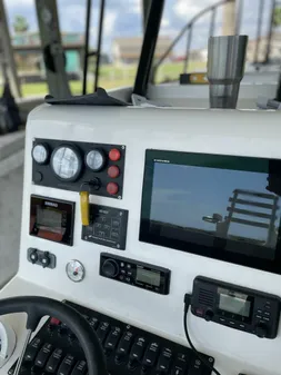 Custom 31 Center Console image